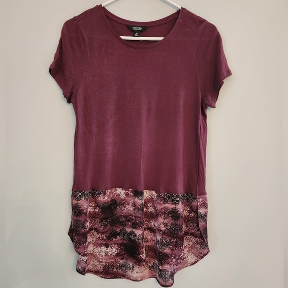 Simply Vera Vera Wang Tops - (4 For $20)EUC Simply Vera Wang Womens Burgandy print blouse. Size M.